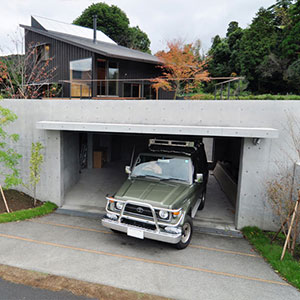 堀車庫。奥には玄関と庭に通じる出入口が2ヶ所