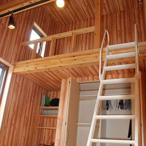 ロフトがある山小屋風の子供部屋