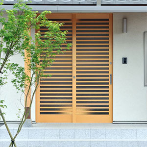 シンプルさを出したオリジナル玄関扉