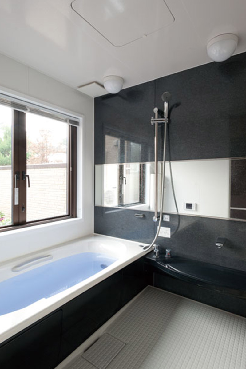 白黒のコントラストがモダンな浴室。入浴しながら夜空を眺めることができる窓がお気に入り
