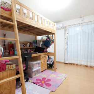 子供部屋6畳　　ゆとりある空間にするため、勉強机とベッドを一カ所にまとめている