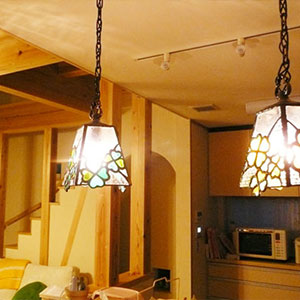 奥様の趣味で作られたステンドグラスの照明