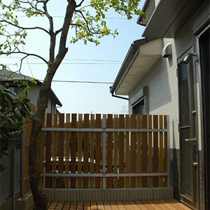 木のまわりをくり抜き木を生かしたウッドデッキ