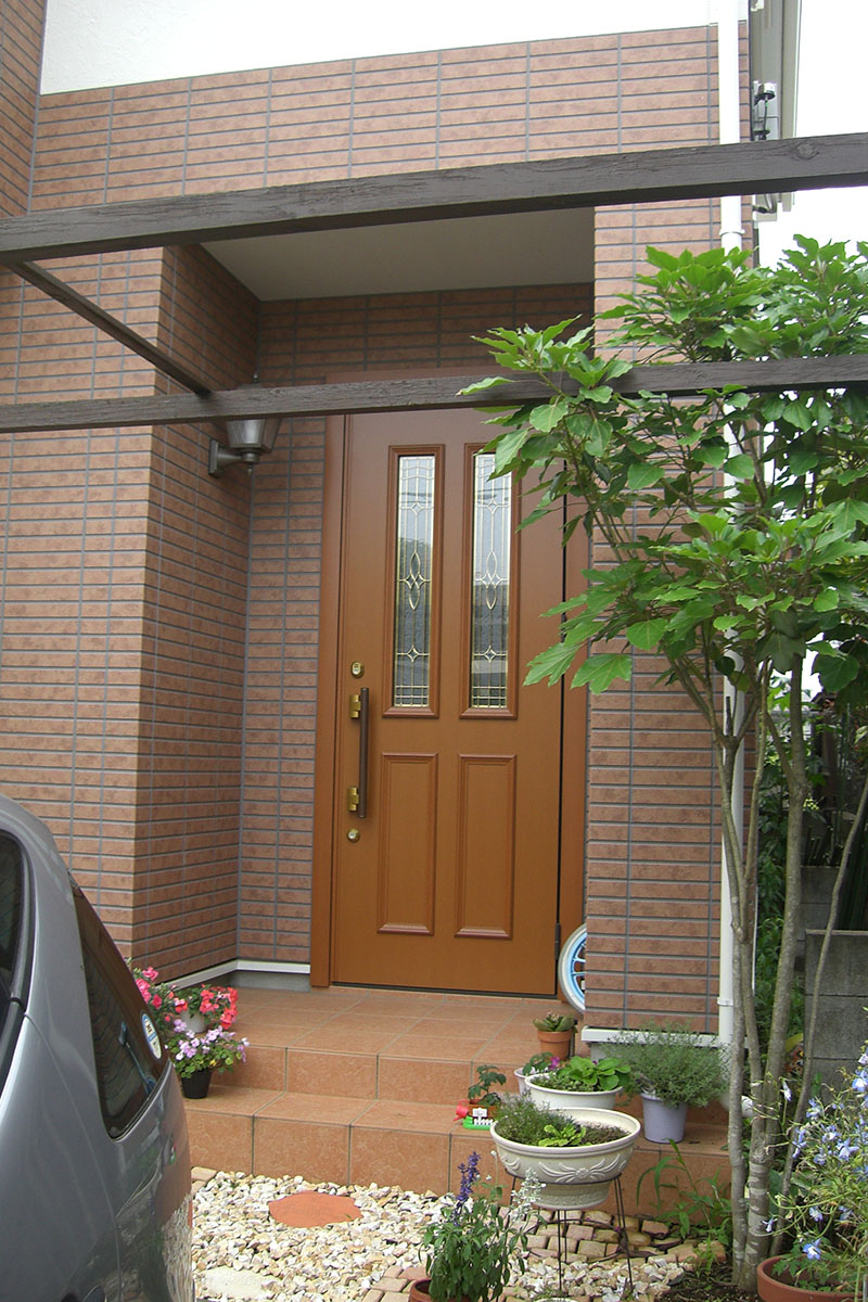 洋風木彫ドアの玄関構え