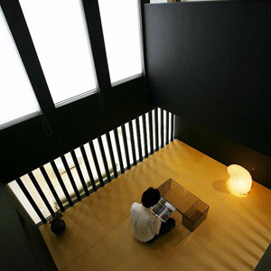 シンボリックな和室を建物の中心に