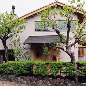 外観１-里山の風景の中に溶け込む