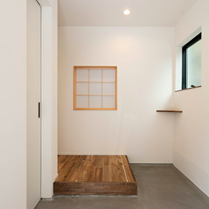 家族で入る十和田石の大浴場と3つの異なるバルコニーを持つエレベーターのある二世帯住宅
