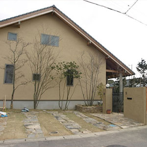 コンクリートの円柱と木の梁