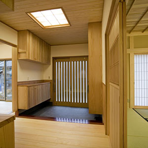 廊下に続く建具より玄関を見る