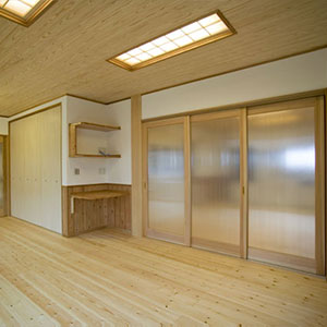 広い居間 食堂と仕切りの明るい建具