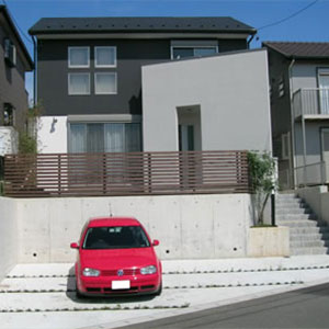 高台に建つスタイリッシュな家