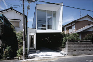 狭小地に建つ道のような住宅