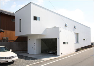 川沿いのガレージハウス