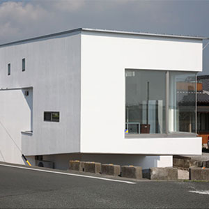 川側から外観をみる