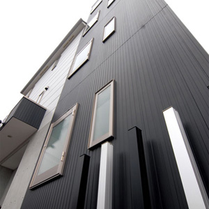 モダンブラック・凛々しい三階建の家