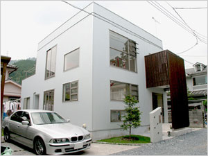 赤・白・黒で「粋」な快適住宅