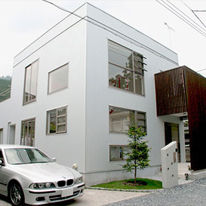 赤・白・黒で「粋」な快適住宅