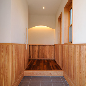 家の「顔」となる玄関。床はサーモアッシュ、壁・天井は漆喰珪藻土、腰壁はタモ、棚は欅。