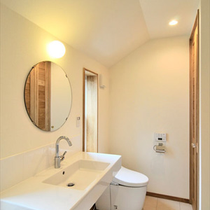 【脱衣室】床はタイル、洗面台は大きめでシンプルな物を使った