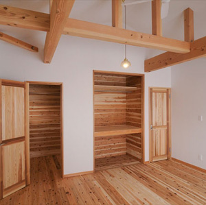収納庫、ウォークインクローゼットともに壁天井は杉無垢板。