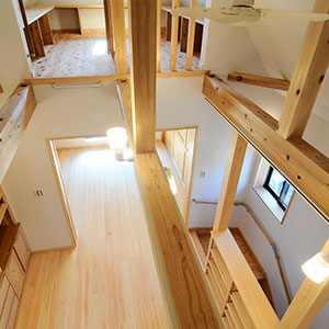 屋根裏収納から。杉の梁は東京産。室内の温度を快適に保つため天井にはシーリングファン。