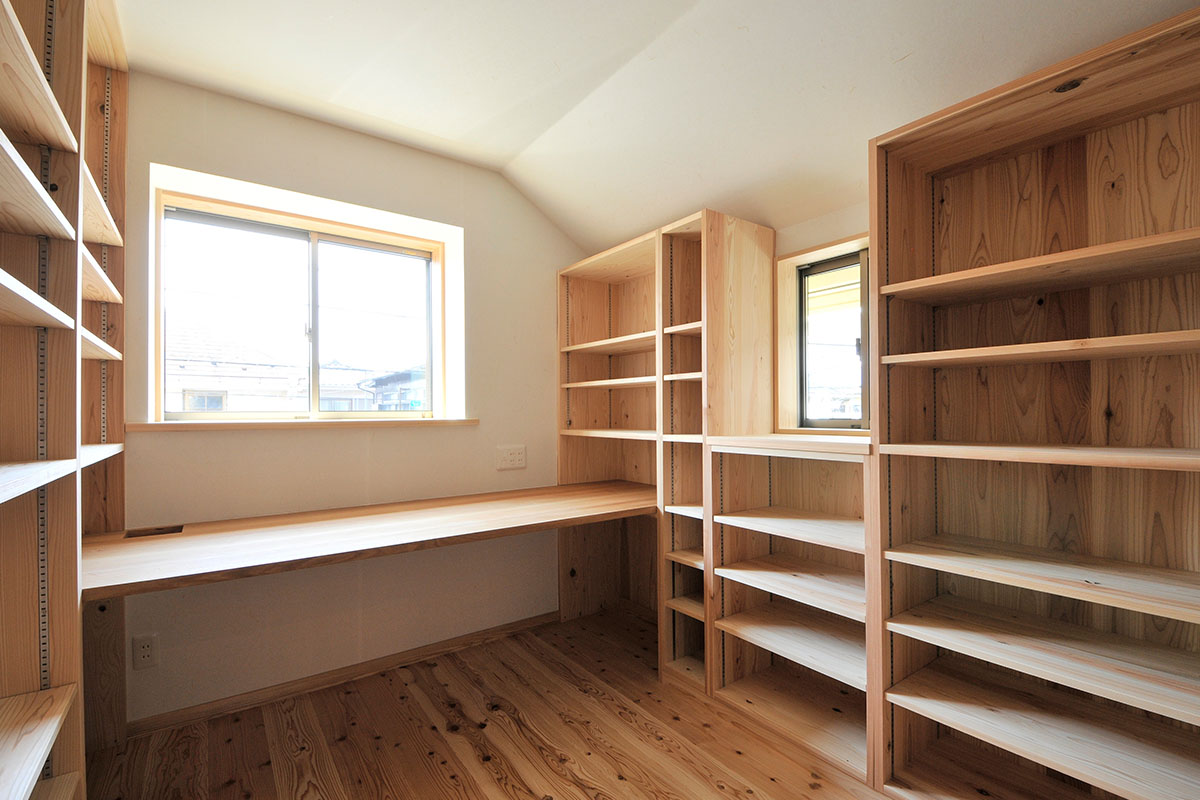 書斎。タモ無垢の机と杉で本棚を造作。壁天井は土佐和紙。床は杉。