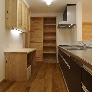 杉無垢材で造作した収納庫を備えたキッチン