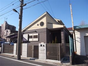 丸窓をアクセントとしたモダンな家