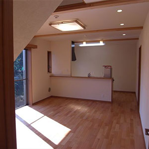 室内のイメージは休日をゆっくりと過ごせる温かみのある空間。
天井、壁の仕上には珪藻土を、床材には無垢材を使用するなど、素材にもこだわりました。