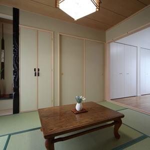 黒壇の床柱と床の間が和室を引き締めます。