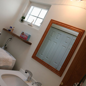 すっきりとした印象の洗面室。対面にあるペールブルーのドアが優しい印象です