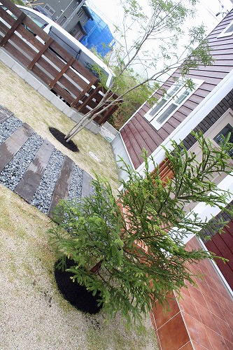 ガーデンもホームパパで手掛けました。芝生＆植栽や枕木アプローチ、杉塀など、自然素材で温かみのあるガーデンです。植栽職人お手製の砂場もあります♪