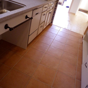 キッチン：モザイクタイルで仕上げたキッチンに、床材は別のタイル。質感にこだわったチョイスです。