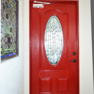 玄関：このドアからこちら側はプライベートスペース。光が射す吹き抜けとステンドグラス使いがきらめく美しさ。