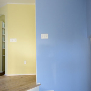 階段室：塗り壁材に色付けすることで、2色を鮮やかに使い分け。