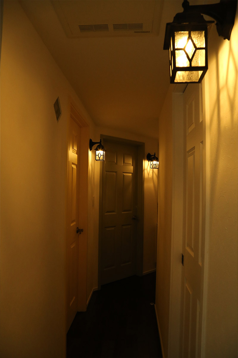 廊下：すべてのお部屋のドアに街灯のようなランプを施工。パリのアパルトマンのようなおしゃれな雰囲気に。