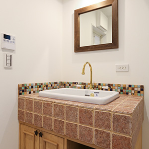 洗面：オリジナルの造作洗面台は、輸入アンティークタイルが雰囲気を作り出しています。
