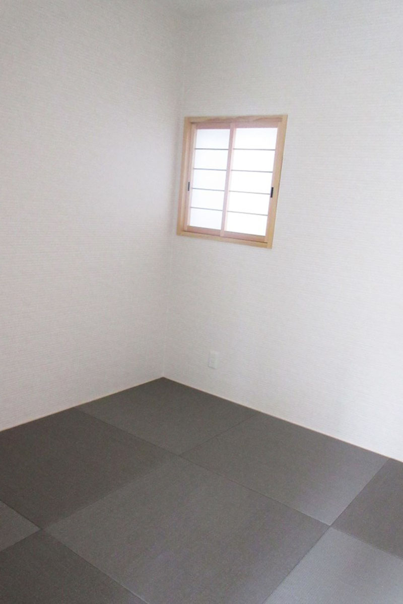 和室：畳も、銀鼠色の縁無し畳を配して、お家全体のスクエアなシャープさに溶け込みます。