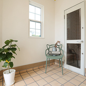 玄関：玄関とビルトインガレージと居室をつなぐ空間は、小さなサロンのよう♪
