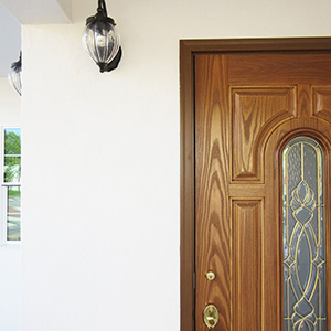 玄関：こちらも吹きガラスの玄関ランプ、輸入ドアとの愛称も抜群！スペイン漆喰の白に映えます。