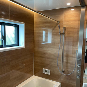 ［浴室］部屋と合わせて、浴室も木目調。ナチュラルな雰囲気で癒やされます。