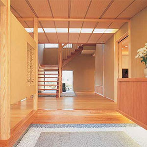 内と外が一体となった自然空間の玄関ホール