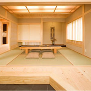 和室:表しの天井がダイナミックな空間を演出。伝統的モチーフを現代風に研ぎ澄ました意匠は、余白の美の心を伝えます。