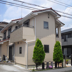 明るい色使いで迎える外観