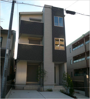 狭小敷地の３階建の家