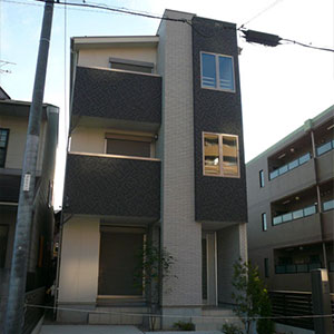 狭小敷地の３階建の家