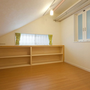 小屋裏を活用した収納スペース
