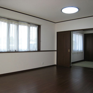 ダークブラウンの床と建具で高級感のあるリビング