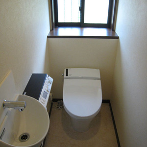 手洗い付きの広々トイレスペース