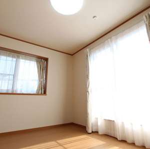 大きな掃出し窓からの採光が豊かな洋室